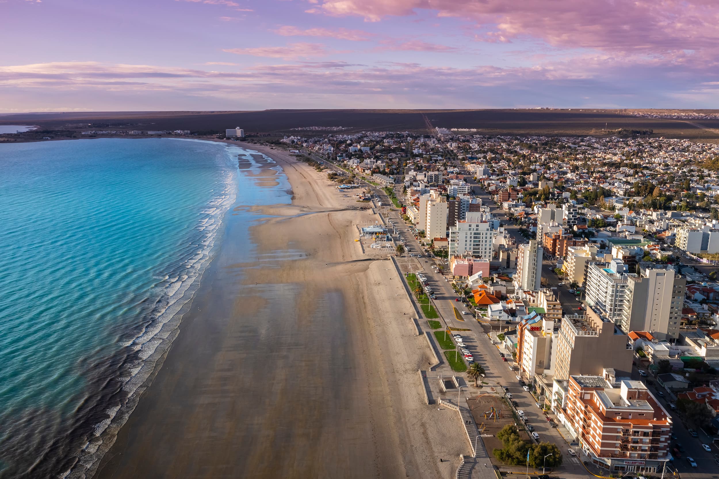 Vista aérea de Puerto Madryn con costa y desarrollo urbano